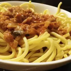 Спагети с гъби и кайма