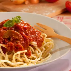 Спагети с доматен сос и гъби