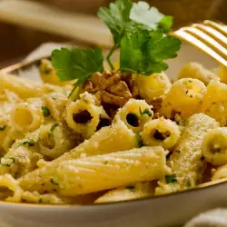 Неаполитанска макаронена салата с орехи и пармезан
