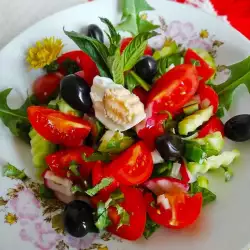 Пъстра салата с репички, чери домати и листа от глухарче