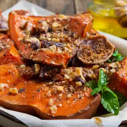 Печена тиква с ядки, мед и сушени плодове