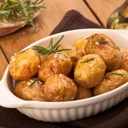 Печени картофи с мащерка и пикантен сос