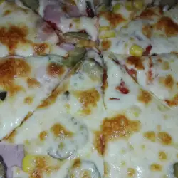 Богата пица с шунка, кашкавал и краставички