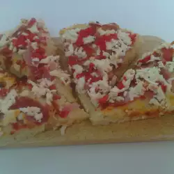 Пица със сирене, филе и домати