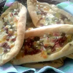Пица с шунка и кисели краставички
