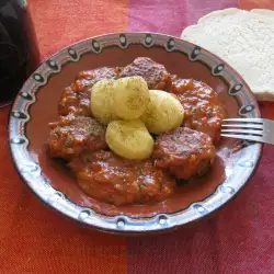 Пикантни кюфтенца в доматен сос
