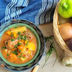 Пилешка яхния с картофи и моркови