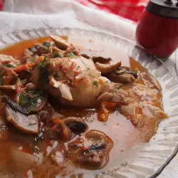 Пилешка яхния с печурки и лук