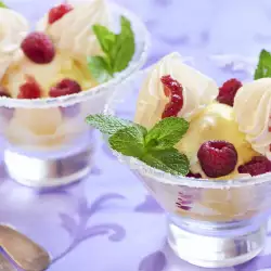 Сметанов сладолед с малини