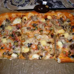 Домашна пица с топено сирене и колбаси
