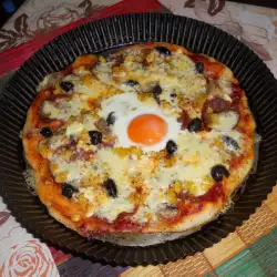 Пица с пеперони и яйце