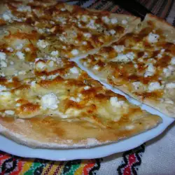 Пица със сирене и кашкавал