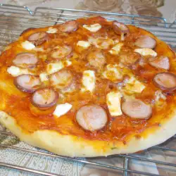 Пица с кренвирш и топено сирене