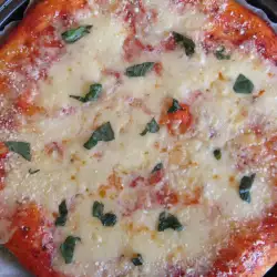 Пица с моцарела, пармезан и босилек