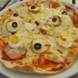 Пица с пилешко филе, пушено топено сирене и маслини