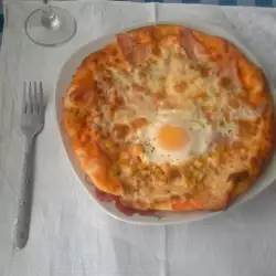 Пица с шунка, сирена и яйце