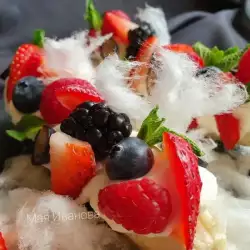 Плодова салата със захарен памук