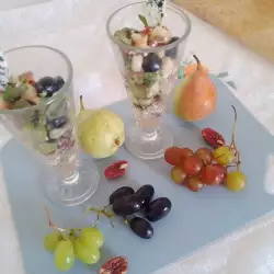 Салата с круши, грозде и синьо сирене