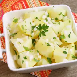 Топла картофена салата с подправки