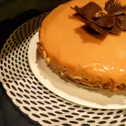 Празнична орехова торта с карамелено-огледална глазура