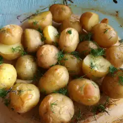 Картофи на фурна със зеленчуков бульон