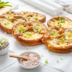Домашни претцели с бекон и крема сирене