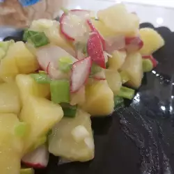 Пролетна картофена салата