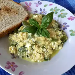 Пържени зелени чушки с яйца и сирене