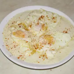 Яйца на очи с кисело мляко и чесън