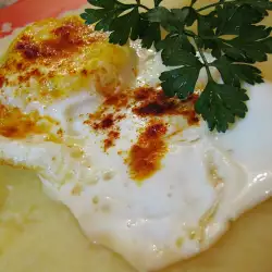 Яйца върху картофено пюре