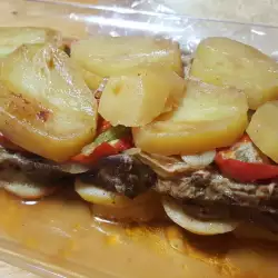 Картофи с месо и зеленчуци