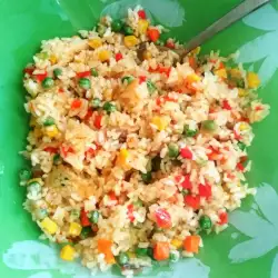 Гарнитура с ориз и лук