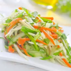 Зеленчукова салата с чесън
