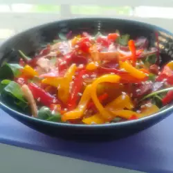 Топла салата с хрупкав бекон и сладки пиперки