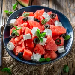 Динена салата с маслини и сирене