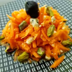Морковена салата с шамфъстък и сирене