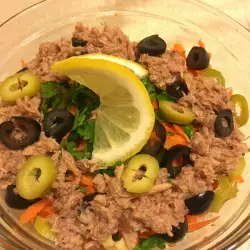 Засищаща салата с риба тон и маслини