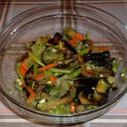 Зеленчукова салата с патладжани