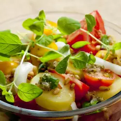 Италианска картофена салата с бекон и кедрови ядки