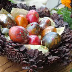Боядисани великденски яйца със седефена боя и фолио