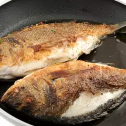 Пържена риба с доматено пюре