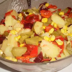 Шарена картофена салата с цвекло