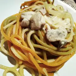 Шарени спагети с пиле за деца