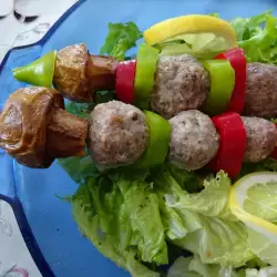 Шишчета от пуешко месо със зеленчуци