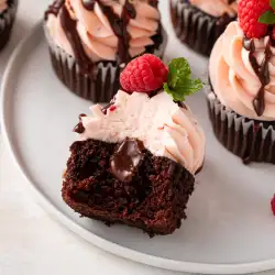 Шоколадови къпкейкове с розов крем