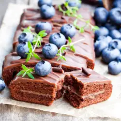 Шоколадов сладкиш с крем и боровинки