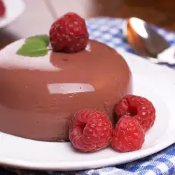 Десерт с малини и прясно мляко