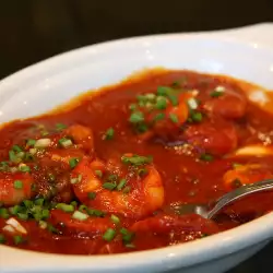 Скариди в пикантен доматен сос