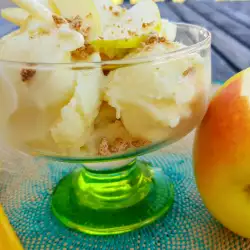 Десерт с ябълки и сладолед