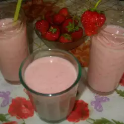 Освежаващо млечно смути с ягоди